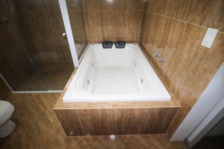 Casa de condomínio para alugar com 200m², 3 quartos e 2 vagasBanheiro da Suíte