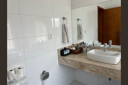 Casa de condomínio para alugar com 330m², 3 quartos e 4 vagasBanheiro da Suíte 3