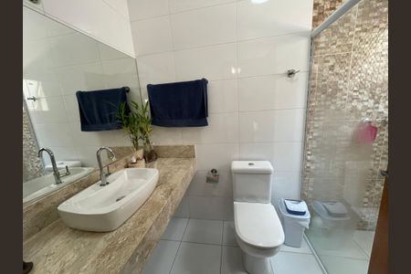 Casa de condomínio para alugar com 330m², 3 quartos e 4 vagasBanheiro da Suíte 1