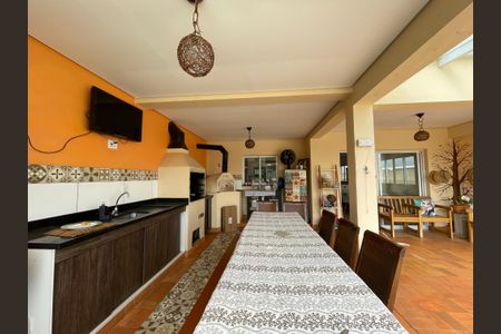 Casa de condomínio para alugar com 330m², 3 quartos e 4 vagasQuintal