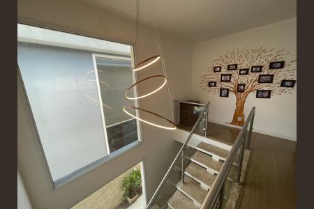 Casa de condomínio para alugar com 330m², 3 quartos e 4 vagasEscada