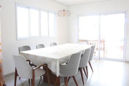 Casa de condomínio para alugar com 330m², 3 quartos e 4 vagasSala