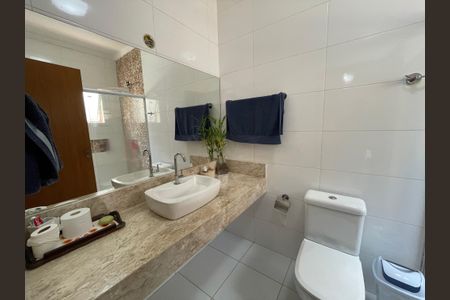 Casa de condomínio para alugar com 330m², 3 quartos e 4 vagasBanheiro da Suíte 1