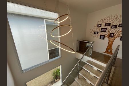 Casa de condomínio para alugar com 330m², 3 quartos e 4 vagasEscada