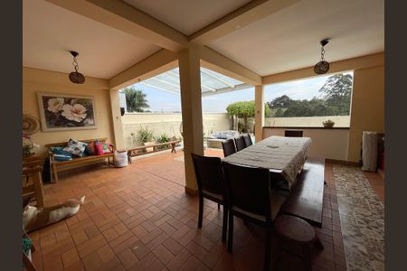 Casa de condomínio para alugar com 330m², 3 quartos e 4 vagasQuintal