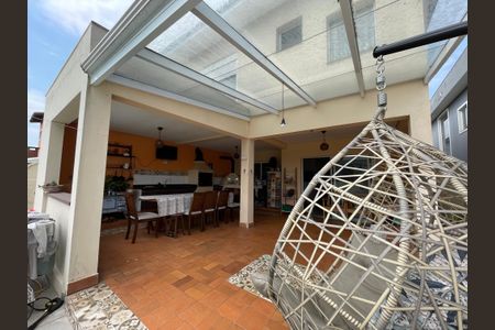 Casa de condomínio para alugar com 330m², 3 quartos e 4 vagasQuintal