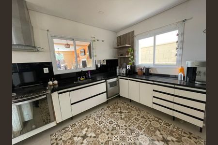 Casa de condomínio para alugar com 330m², 3 quartos e 4 vagasCozinha