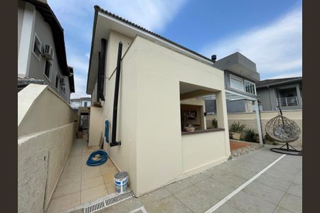 Casa de condomínio para alugar com 330m², 3 quartos e 4 vagasPiscina