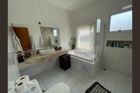 Casa de condomínio para alugar com 330m², 3 quartos e 4 vagasBanheiro da Suíte 3