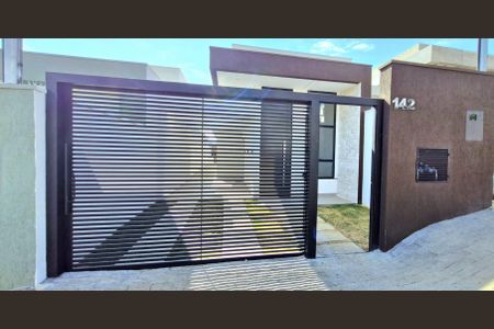 Casa à venda com 100m², 3 quartos e 2 vagas Casa à venda com 100m², 3 quartos e 2 vagasFachada