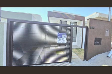 Casa à venda com 100m², 3 quartos e 2 vagas Casa à venda com 100m², 3 quartos e 2 vagasFachada