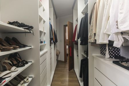 Casa à venda com 320m², 4 quartos e 7 vagasSuíte 1 - Closet