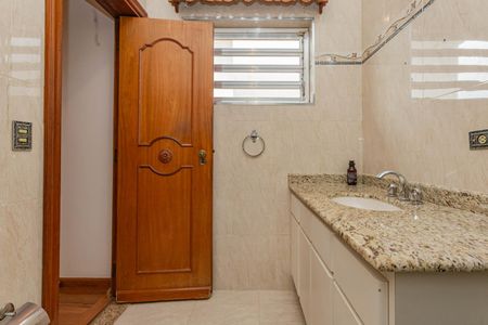 Casa à venda com 230m², 3 quartos e 10 vagasBanheiro da Suíte 1 