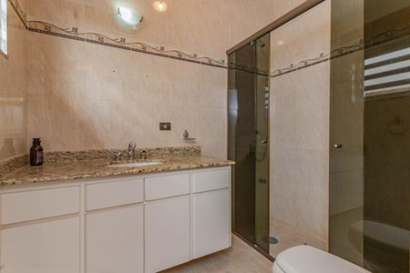 Casa à venda com 230m², 3 quartos e 10 vagasBanheiro da Suíte 1