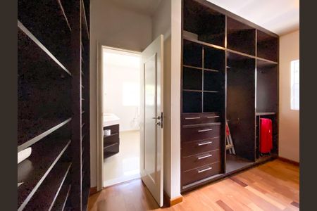 Casa à venda com 471m², 4 quartos e 3 vagasCloset da suíte 2