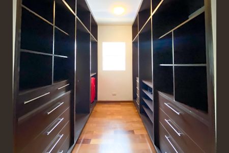 Casa à venda com 471m², 4 quartos e 3 vagasCloset da suíte 2