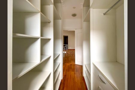 Casa à venda com 471m², 4 quartos e 3 vagasCloset da suíte