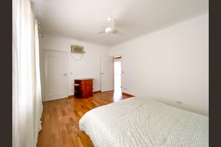 Casa à venda com 471m², 4 quartos e 3 vagasSuíte 2