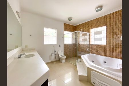 Casa à venda com 471m², 4 quartos e 3 vagasBanheiro da Suíte 2