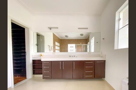 Casa à venda com 471m², 4 quartos e 3 vagasBanheiro da Suíte 2