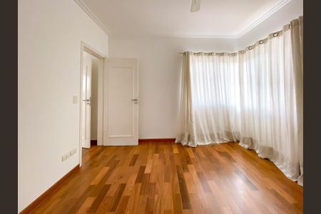 Casa à venda com 471m², 4 quartos e 3 vagasSuíte