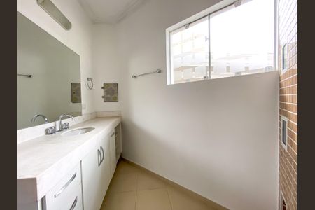 Casa à venda com 471m², 4 quartos e 3 vagasBanheiro da Suíte