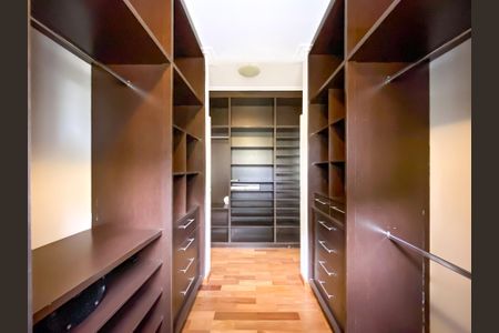 Casa à venda com 471m², 4 quartos e 3 vagasCloset da suíte 2