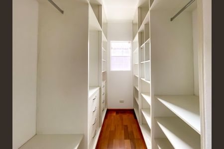 Casa à venda com 471m², 4 quartos e 3 vagasCloset da suíte