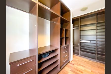 Casa à venda com 471m², 4 quartos e 3 vagasCloset da suíte 2