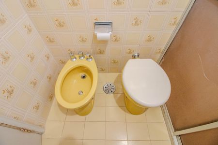 Banheiro de apartamento à venda com 1 quarto, 44m² em Bela Vista, Porto Alegre