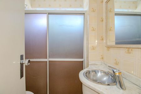 Banheiro de apartamento à venda com 1 quarto, 44m² em Bela Vista, Porto Alegre