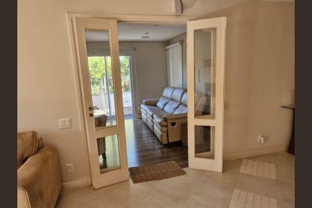 Casa de condomínio à venda com 290m², 4 quartos e 6 vagas Casa de condomínio à venda com 290m², 4 quartos e 6 vagasSala