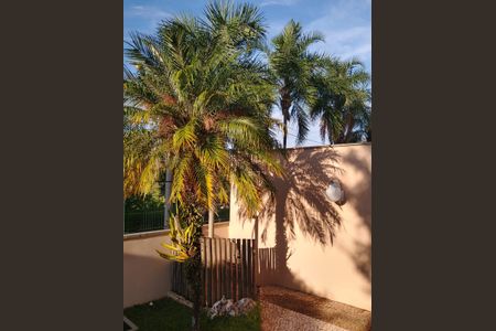 Casa de condomínio à venda com 290m², 4 quartos e 6 vagas Casa de condomínio à venda com 290m², 4 quartos e 6 vagasÁrea Externa