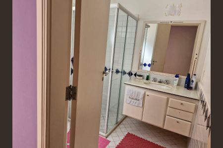 Casa de condomínio à venda com 290m², 4 quartos e 6 vagas Casa de condomínio à venda com 290m², 4 quartos e 6 vagasBanheiro 2