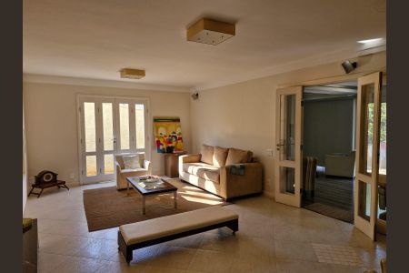 Casa de condomínio à venda com 290m², 4 quartos e 6 vagas Casa de condomínio à venda com 290m², 4 quartos e 6 vagasSala