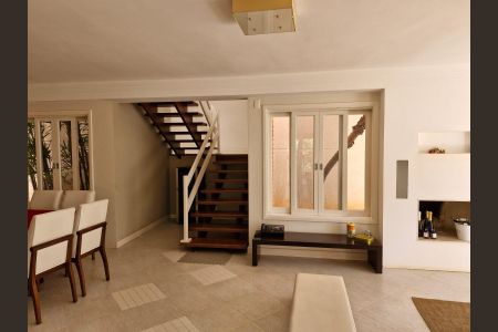 Casa de condomínio à venda com 290m², 4 quartos e 6 vagas Casa de condomínio à venda com 290m², 4 quartos e 6 vagasSala