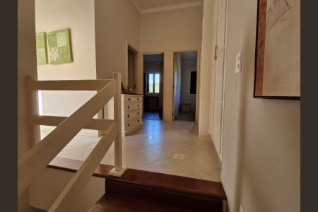 Casa de condomínio à venda com 290m², 4 quartos e 6 vagas Casa de condomínio à venda com 290m², 4 quartos e 6 vagasEscada