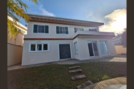 Casa de condomínio à venda com 290m², 4 quartos e 6 vagas Casa de condomínio à venda com 290m², 4 quartos e 6 vagasÁrea Externa