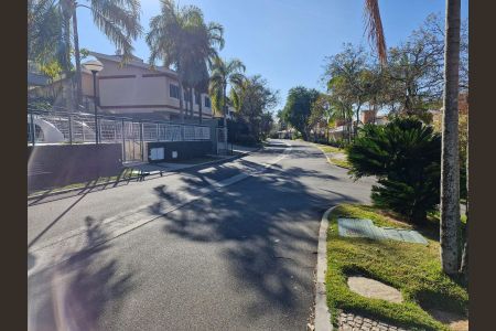 Casa de condomínio à venda com 290m², 4 quartos e 6 vagas Casa de condomínio à venda com 290m², 4 quartos e 6 vagasVista da Rua