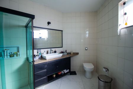 Casa de condomínio para alugar com 800m², 3 quartos e 10 vagasBanheiro da Suíte 2