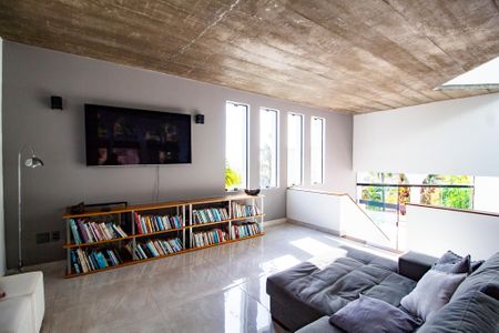 Casa de condomínio para alugar com 800m², 3 quartos e 10 vagasSala de TV