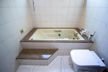 Casa de condomínio para alugar com 800m², 3 quartos e 10 vagasBanheiro da Suíte 3