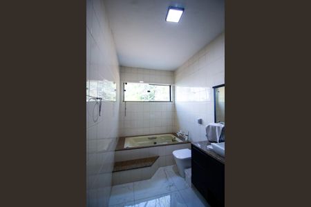 Casa de condomínio para alugar com 800m², 3 quartos e 10 vagasBanheiro da Suíte 3