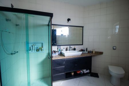 Casa de condomínio para alugar com 800m², 3 quartos e 10 vagasBanheiro da Suíte 2