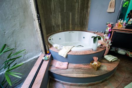 Casa de condomínio para alugar com 800m², 3 quartos e 10 vagasBanheiro da Suíte 1