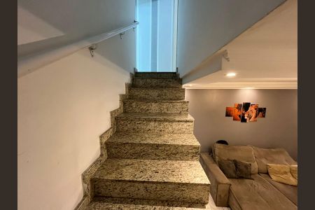 Casa à venda com 100m², 2 quartos e 1 vagaEscada