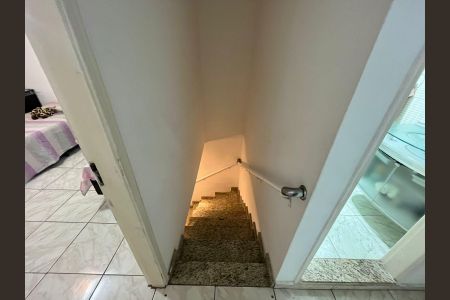 Casa à venda com 100m², 2 quartos e 1 vagaEscada