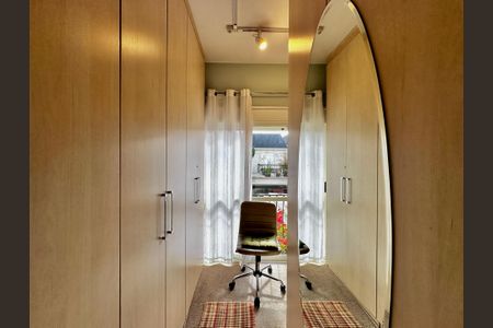 Casa de condomínio para alugar com 180m², 3 quartos e 3 vagasCloset Suíte 1