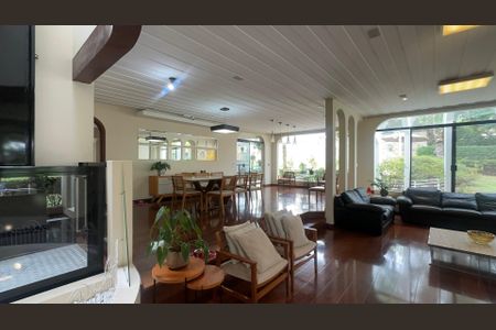 Casa à venda com 700m², 4 quartos e 4 vagas Casa à venda com 700m², 4 quartos e 4 vagasSala