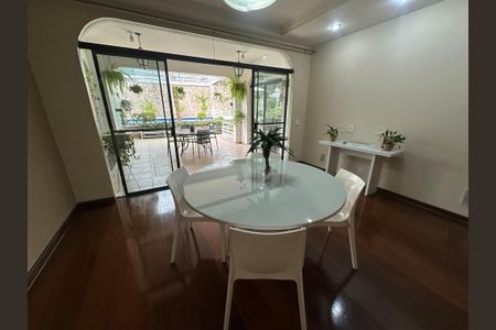 Casa à venda com 700m², 4 quartos e 4 vagas Casa à venda com 700m², 4 quartos e 4 vagasSala de Almoço